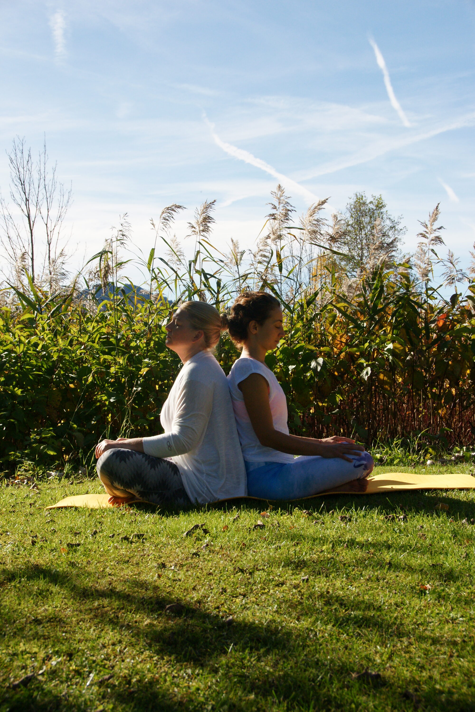 Marianne und Emina am See