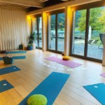 Yogaraum mit Blick auf den See