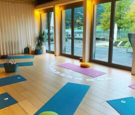 Yogaraum mit Blick auf den See Yogaraum mit Blick auf den See