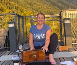 Marianne Kolarik mit Harmonium